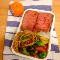 Snapdishの料理写真:川海老とキャベツのパスタ、芽キャベツとエリンギ、スパムおにぎり弁当|Midoriさん