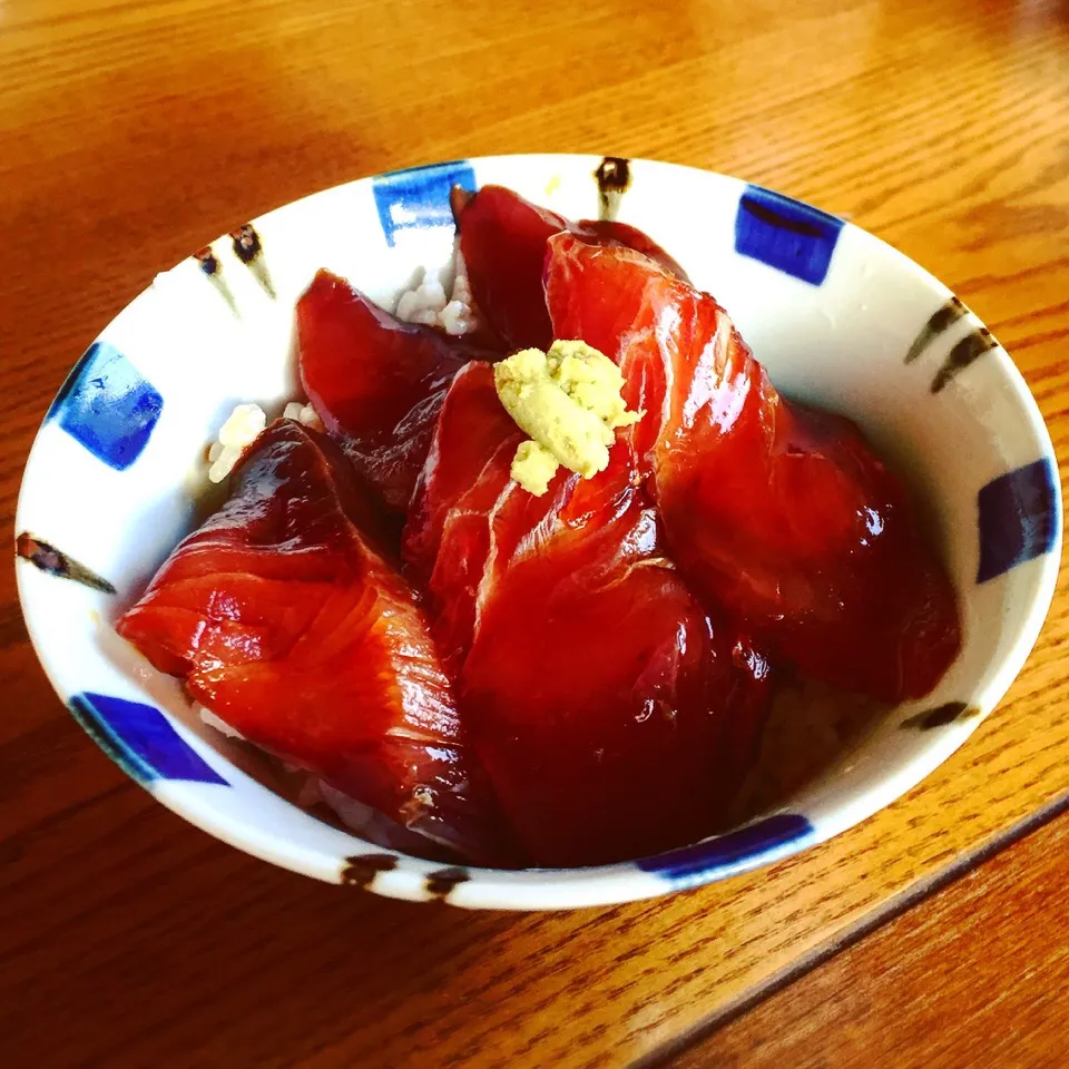 Snapdishの料理写真:昨夜残ったブリの刺身でブリの漬け丼🐟|ラー山さん