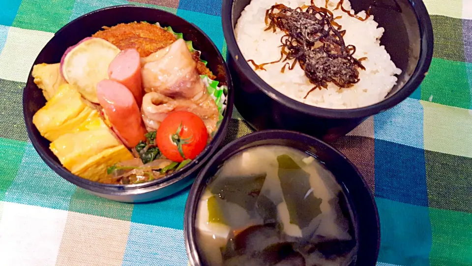 お弁当。生姜焼きと野菜フライとだしまきとほうれん草のおひたしとウインナーとさつまいもとお味噌汁。|エリカさん