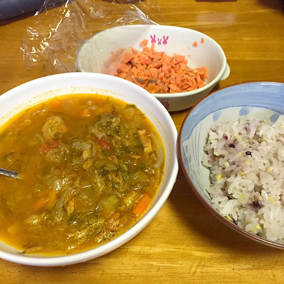 雑穀米ブレンドと昨日の野菜スープ改カレー味と焼き鮭ほぐし*\(^o^)/*|すかラインさん