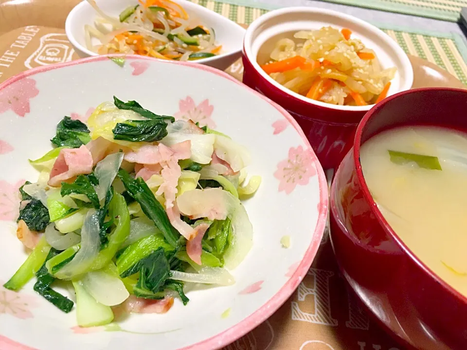 ♡夜ご飯〜青梗菜とベーコン炒め、切り干し大根、春雨サラダ、白菜とわかめの味噌汁〜♡|miyuさん