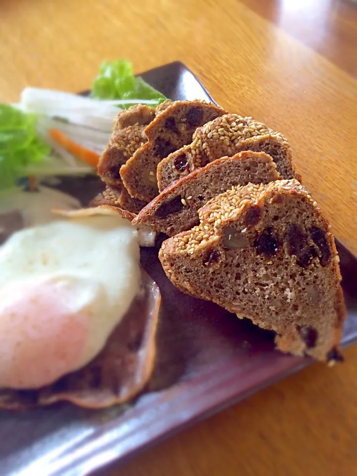 ビゴの店の「フロッケンセザム」
ライ麦のフランスパンにイチジクとクルミ入り😋|ジヌ美さん