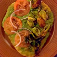 Nan pizza Brussel sprouts/tomatoes onion with broccoli pesto|carla zarateさん