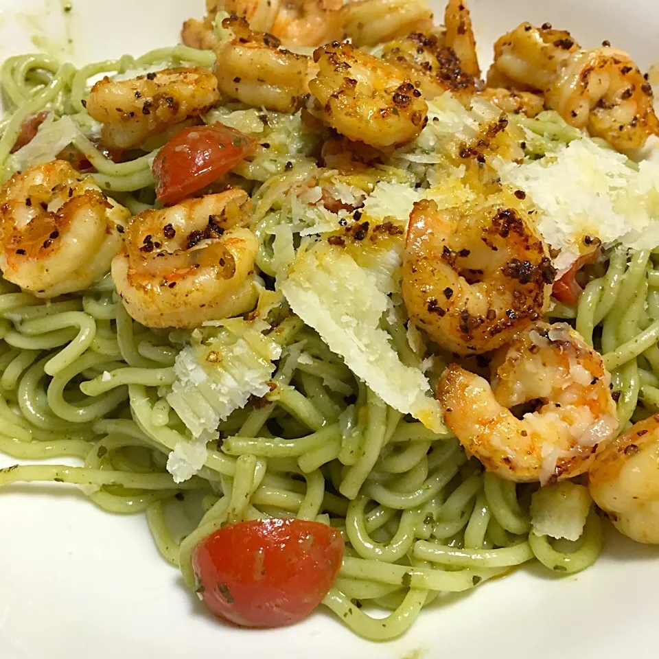 Basil pasta with cherry tomatoes and garlic pepper prawns|Leeanne Splattさん