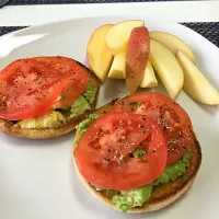 Avocado and fresh tomato on English muffins|Leeanne Splattさん