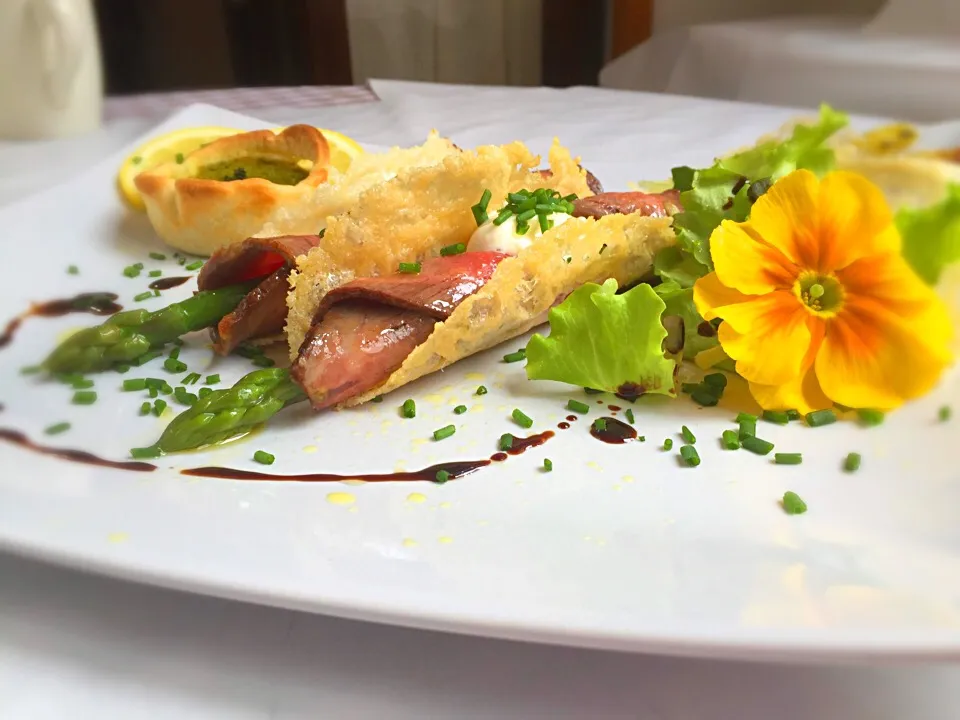 Parmesan wafer "tacos" with marinated beef, asparagus and yoghurt mayonnaise|laura giardinaさん