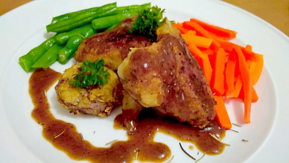 Snapdishの料理写真:fried chicken sided with buttered vegetables|Jobelle Yuさん