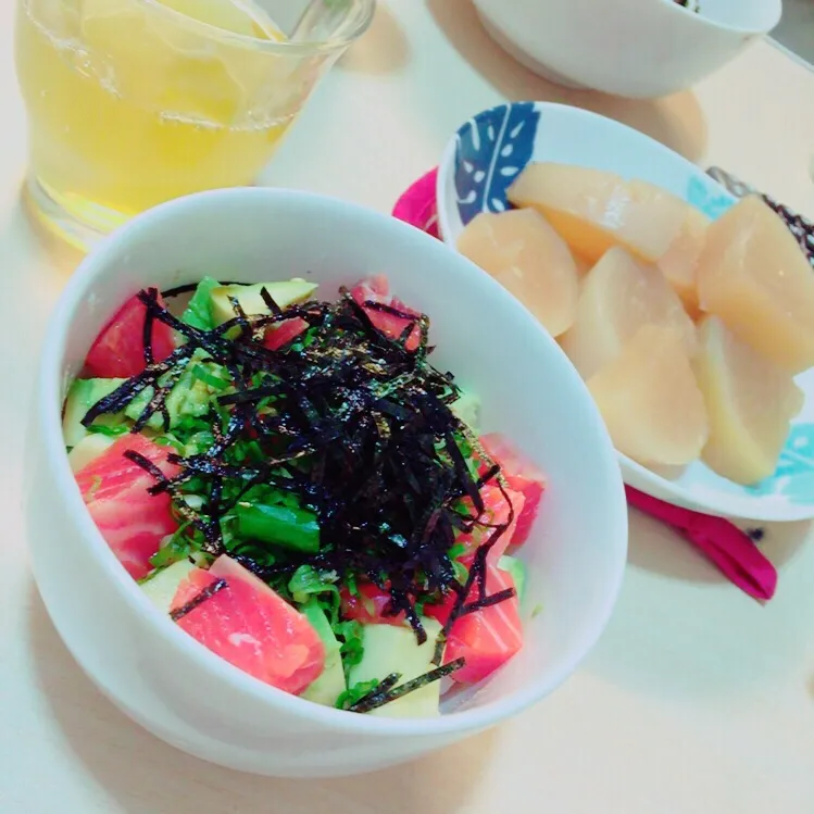 Snapdishの料理写真:サーモンアボカド丼🌟|あーい(^-^)さん