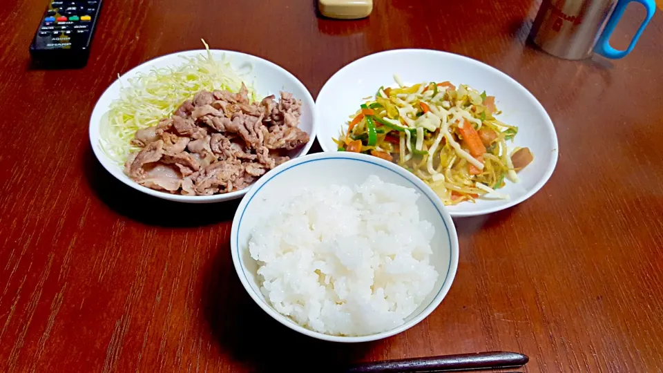 今日の晩御飯はカレー風味の野菜炒めとシンプルに塩胡椒で味付けた豚肉の2品でした!!
レシピ等は見なかったけれど何とか自己流で上手い感じに出来ました✌|takuさん