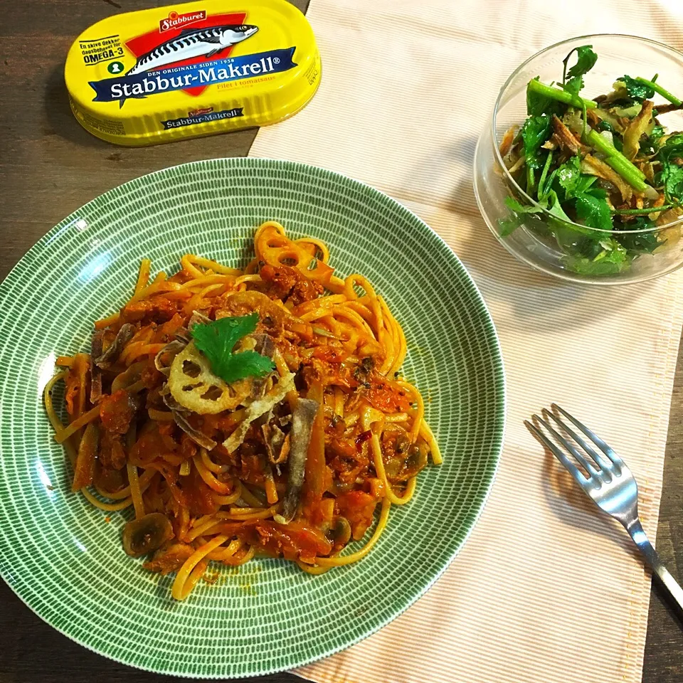 今日はサバの日(3/8)。夕ごはんはサバのトマト煮缶と根菜でパスタ。
パクチーサラダ。ごぼうのカリカリ揚げがアクセント|yukko7740さん