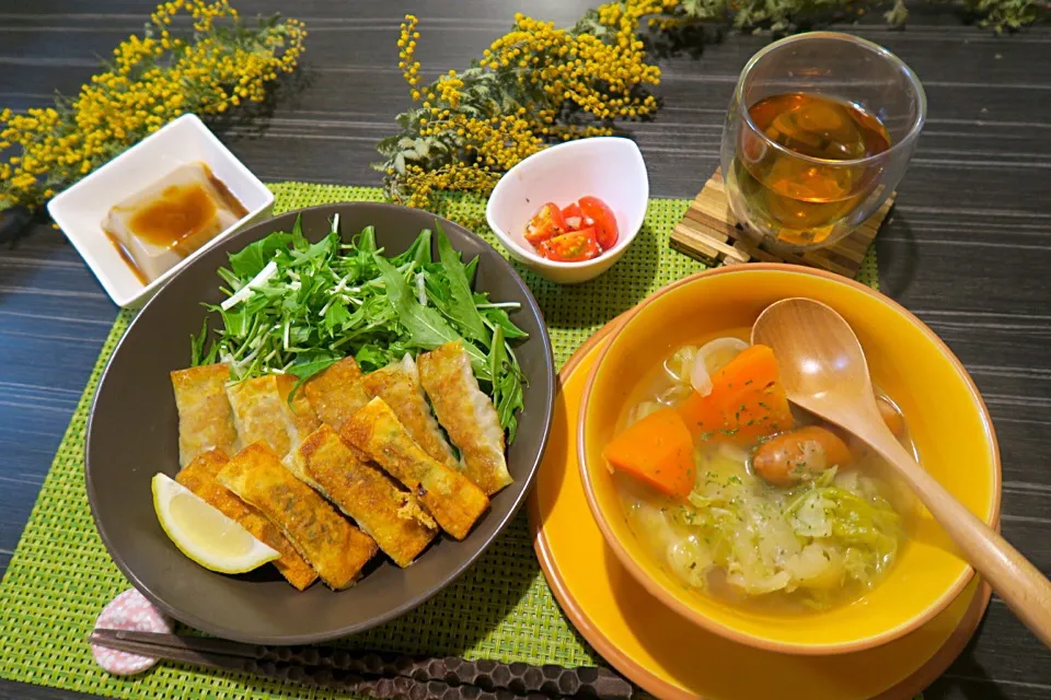 今夜のおうちごはん。シソとチーズ&ネギ生姜ひき肉のワンタン揚げ、胡麻豆腐、塩レモンのトマトサラダ、春キャベツのポトフ。|かれんさん