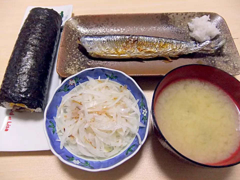 ２月３日　恵方巻　さんまの塩焼き　玉ねぎサラダ　お味噌汁|いもこ。さん