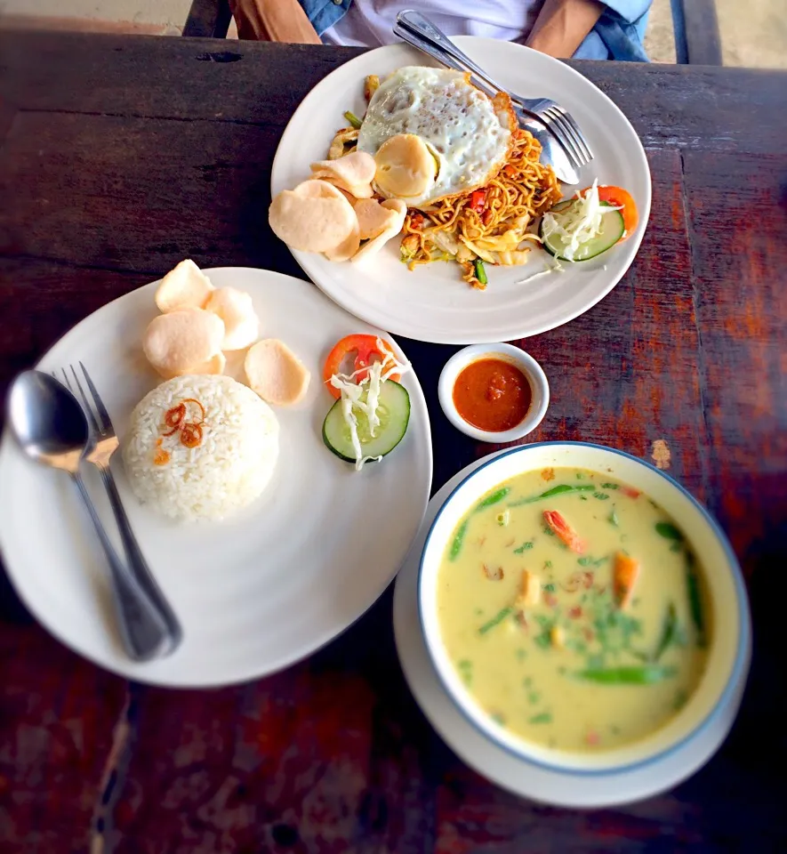 Nasi Goreng & Prawn curry soup in Bali style @ Jl. Hanoman, Ubud, Bali.|Chalinee Kalyanamitraさん