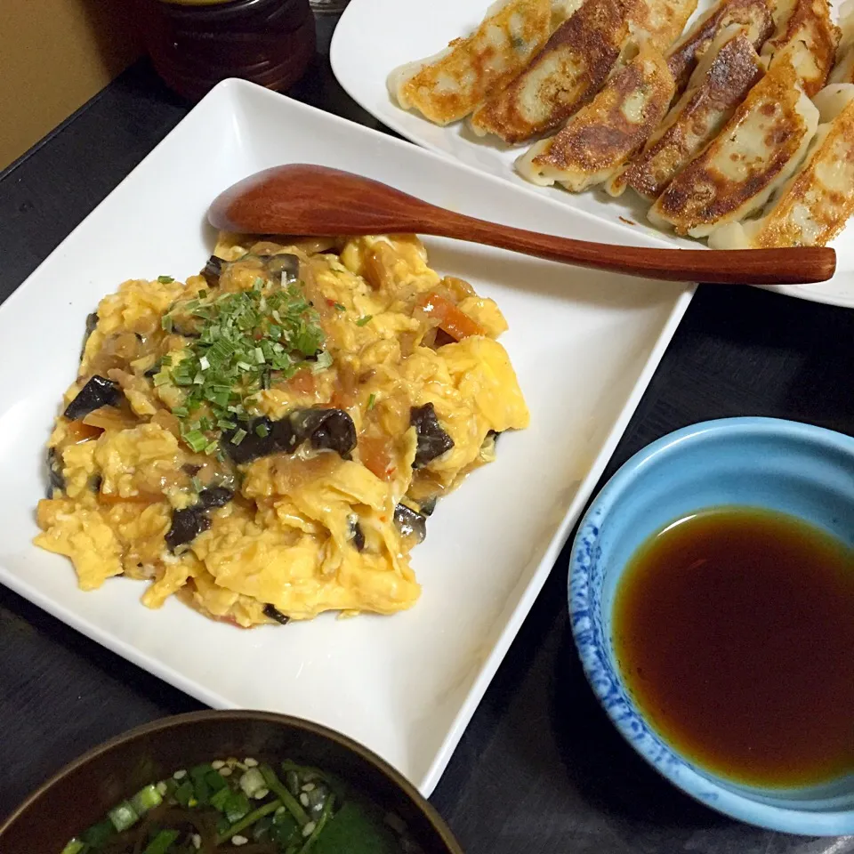 今日の晩ご飯は、肉炒り卵、焼き餃子、もずくスープ。|ゆえさん