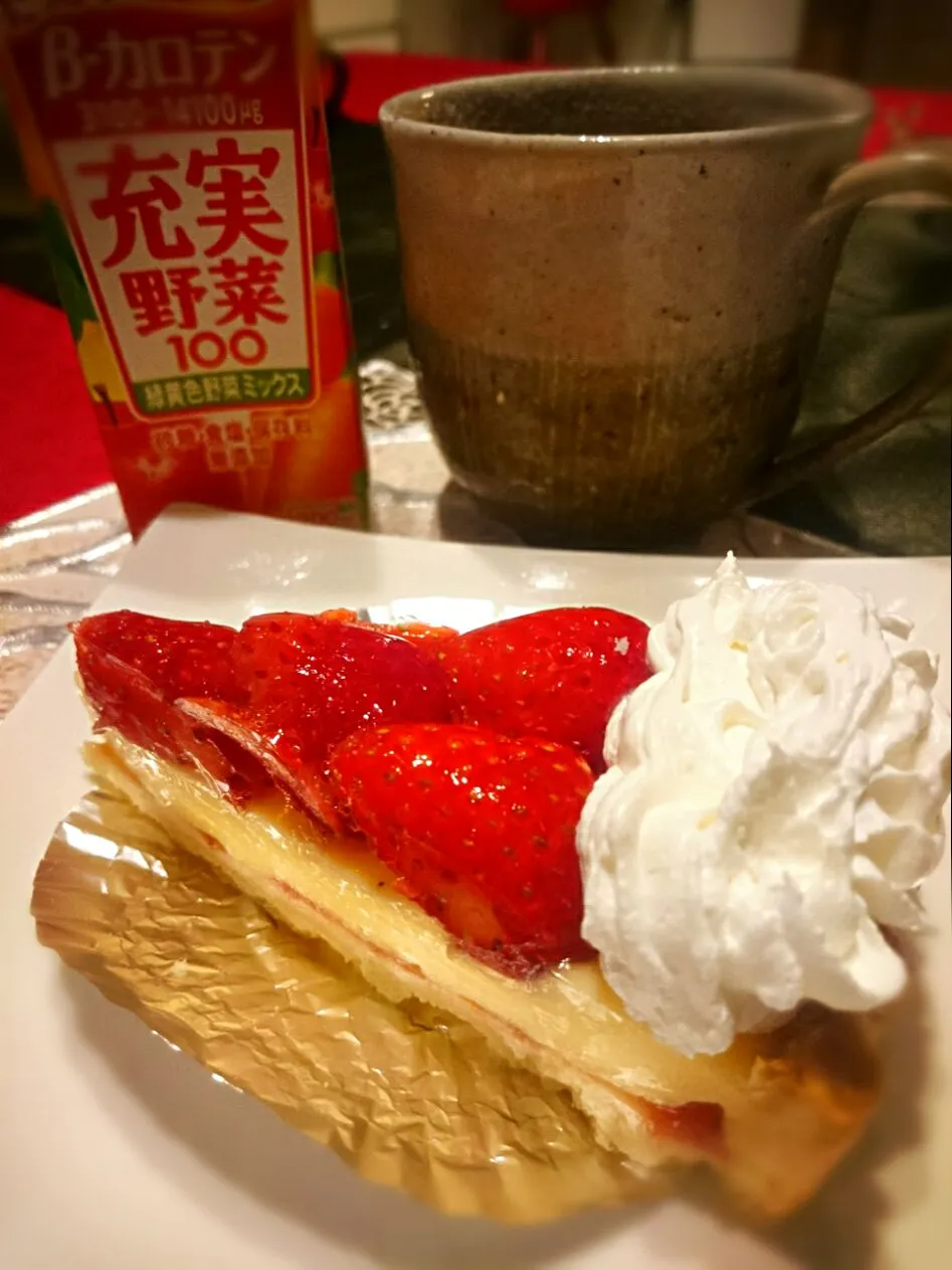 Snapdishの料理写真:朝タルト🍰野菜ジュース&コ―ヒ―で☕(^o^)v|ナムナムさん