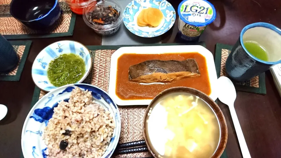 鰈のにつけ&めかぶ豆腐の味噌汁|まぐろさん