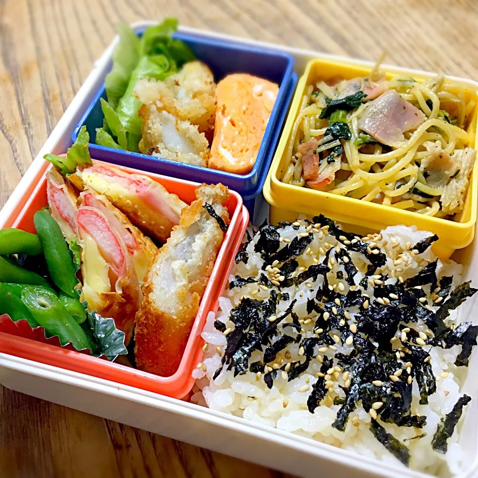 今日のお弁当
ほうれん草とベーコン エノキパスタ
薄ピンクの卵焼き
カニカマとチーズの包み焼き
イカとタラのフライ
さやいんげんのおひたし|akiさん