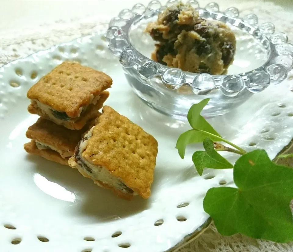 あやちゃんの酒粕レーズン漬け🍇  命名 旨優作❤を酒粕クラッカーのレーズンサンドに😋💕💕|sakurakoさん