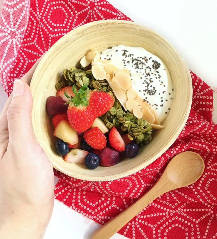 Yogurt with granola and fresh fruits, including a twin 🍓|coxiella24さん