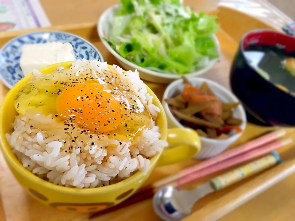 ロブション氏の醤油＋黒胡椒で卵ごはん🍚|かわちさん