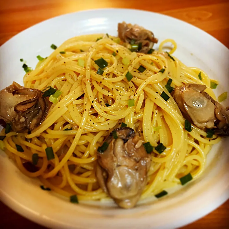 Snapdishの料理写真:牡蠣のアヒージョの残りで牡蠣のアーリオオーリオ作ったよ🍝|NOMU'S キッチン🍳さん