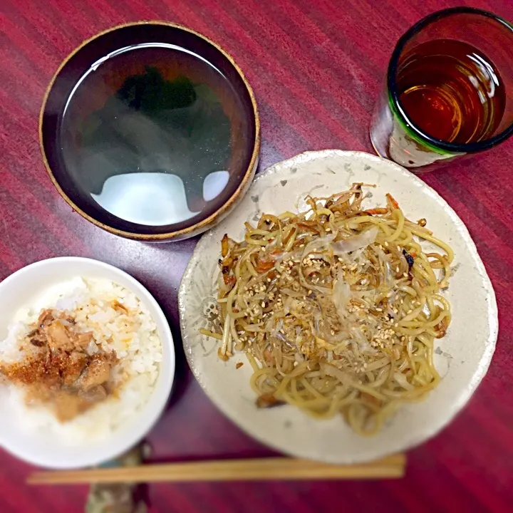 お昼ご飯。えのき和風焼きそばとわかめスープとサバの味噌煮ご飯|空飛ぶペンギンさん