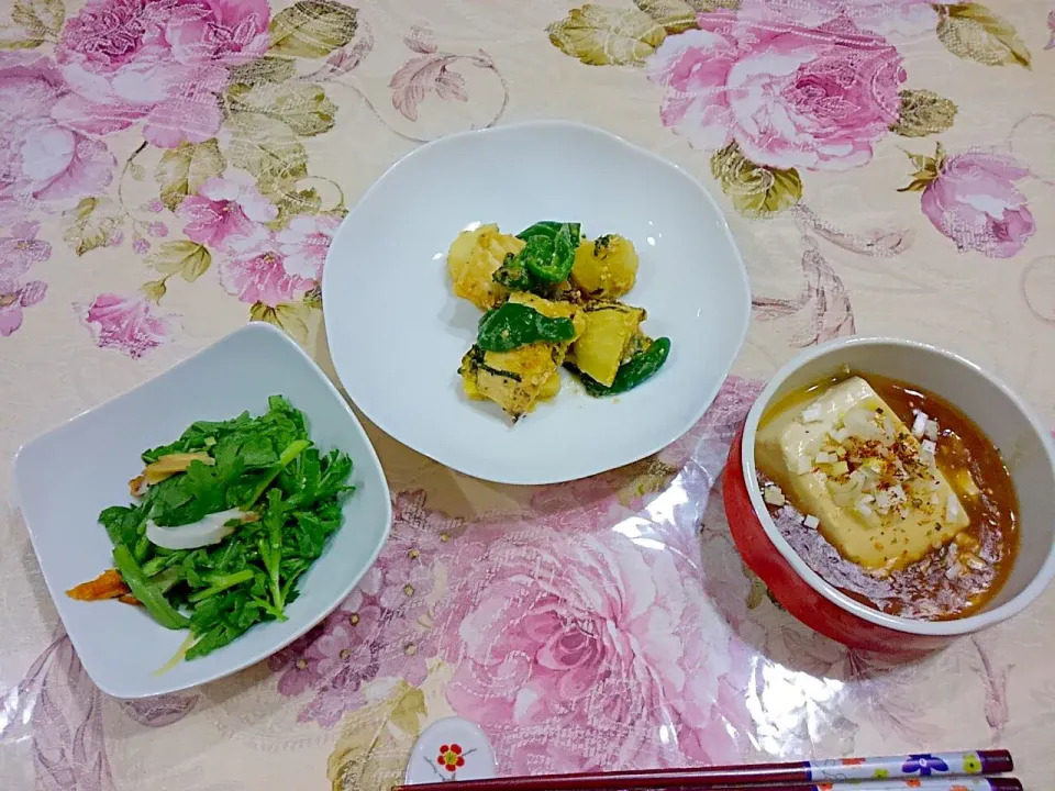 餡掛け豆腐😌かじきとじゃがいもとピーマンの大葉味噌炒め😊ちくわと春菊の生姜サラダ|たえさん