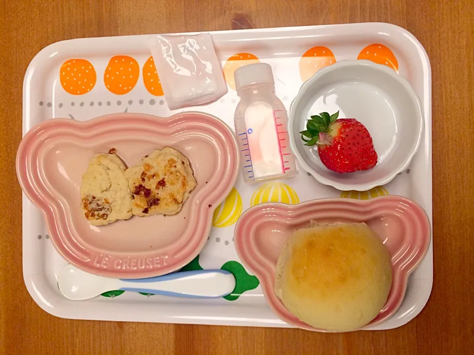 Snapdishの料理写真:3月9日の夜ごはん🌙8ヶ月ちゃんの離乳食👶白パン、豆腐ハンバーグ、いちご  白パンのレシピ訂正しました|Sanjiさん