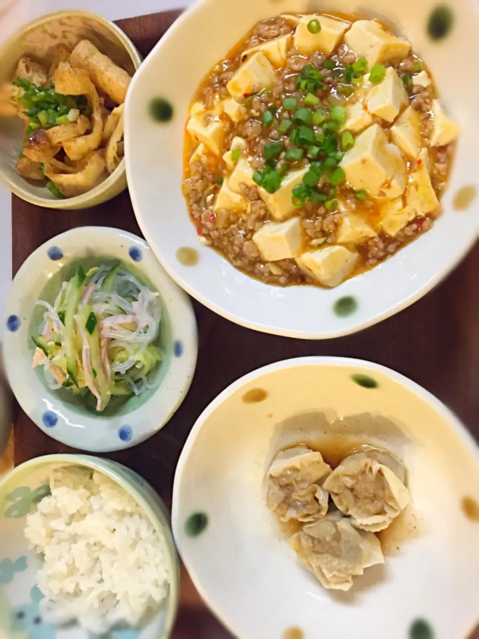 麻婆豆腐、しゅうまい、春雨中華風サラダ、油揚げのカリカリ焼き（ポン酢で）、ワカメスープ|Sayuri Kameshiroさん