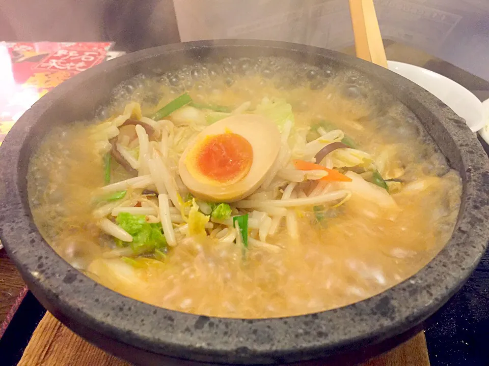 Snapdishの料理写真:石焼醤油ラーメン|まりたんさん