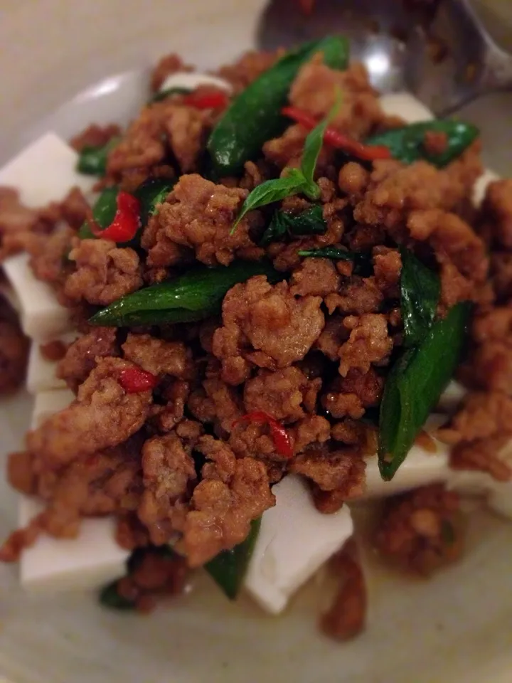 Fried minced pork with Thai basil and sugar  peas on organic tofu|karen limさん