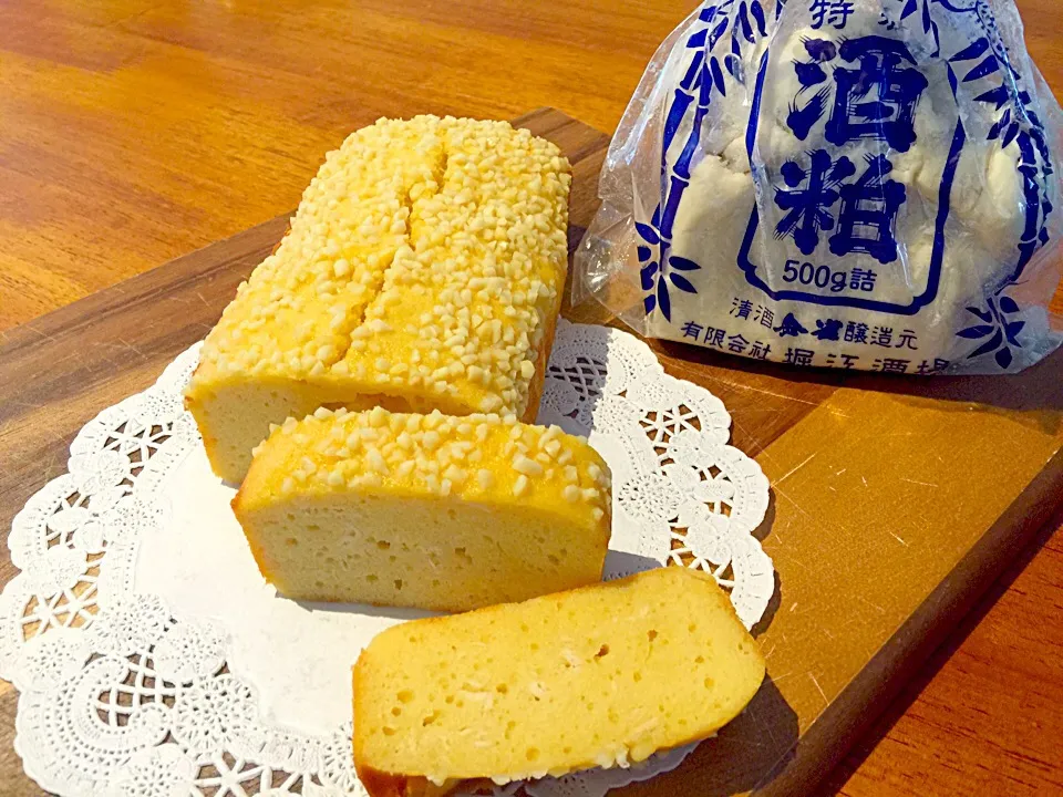 山口県岩国市堀江酒場さん金雀の酒粕で作った、しっとりケーキ。
Japanese Sake cake.|Sayaka Jinsenji Huletteさん