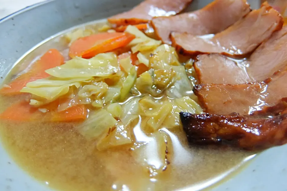 にんにくとネギの香り漂う野菜炒めとチャーシューで、おうちラーメン♪|深夜特急fさん