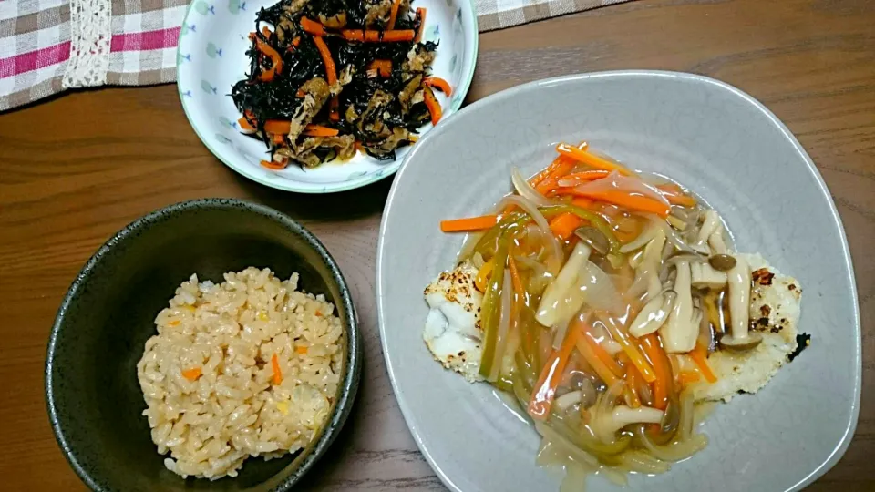 鱈の甘酢あんかけ、あさりの炊き込みご飯、ひじき煮|よめちゃんさん