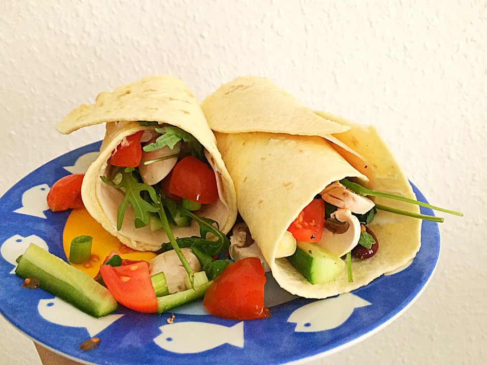 vegetarian wraps with cottage cheese, mushrooms, cucumber, tomatoes, spring onions, kidney beans and arugula|CatzeMDさん