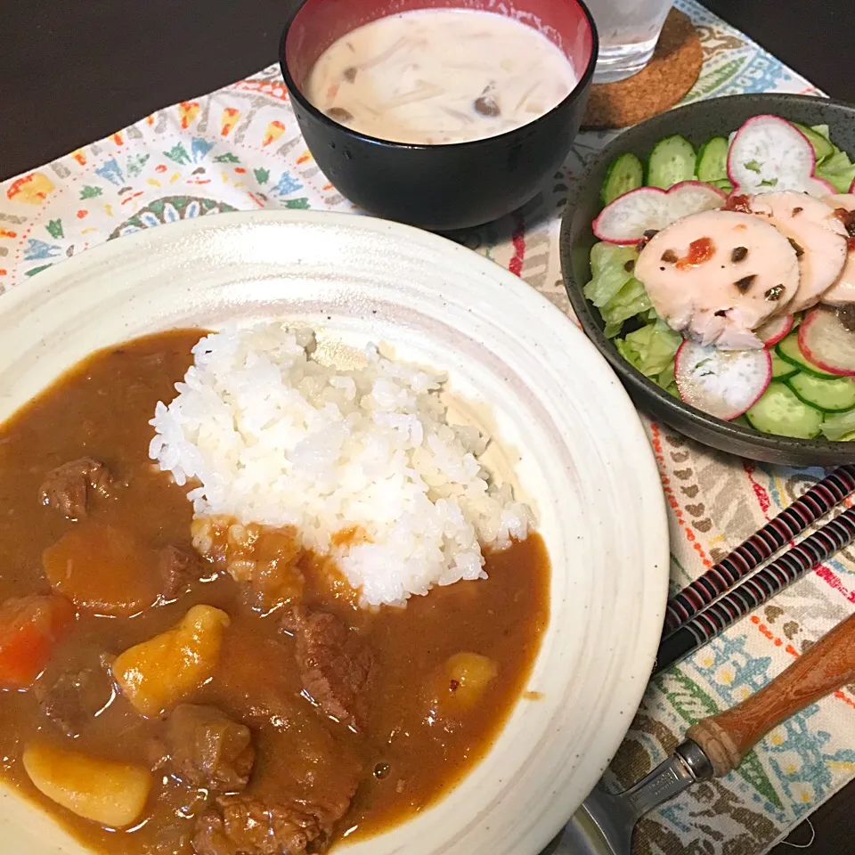 ビーフカレー/グリーンサラダハーブ鶏ハム乗せ/きのこのクリームスープ|ゆきてぃさん