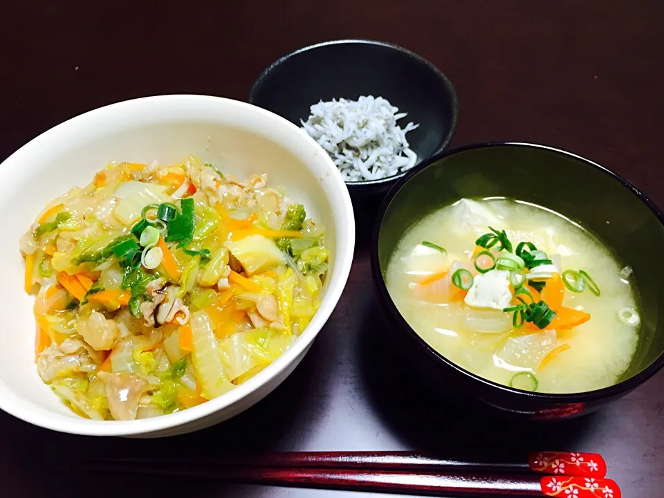 Snapdishの料理写真:ゆうごはーん♡
野菜丼
しらす
お味噌汁|asukaさん