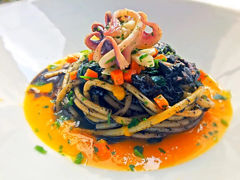 Bucatini with cuttlefish in black ink on yellow punpkin cream|laura giardinaさん