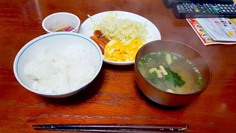 Snapdishの料理写真:今日の朝食はシンプルに!!
いつもはグラノーラと青汁で済ませていたけれど今日は簡単ですが作ってみました😁
スクランブルエッグを半熟で作れて嬉しかった〜✌(笑)
朝寒かったので味噌汁は体の芯から温まります!!|takuさん