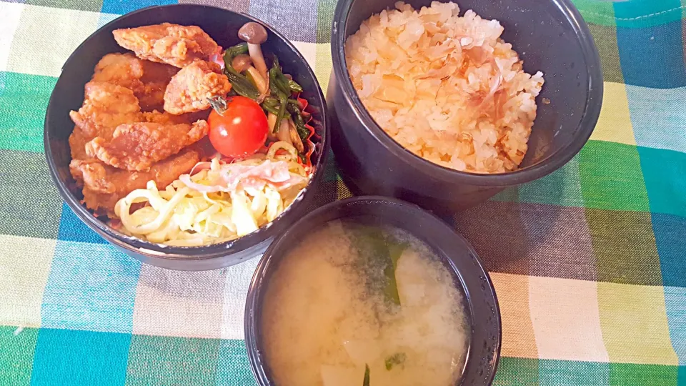 Snapdishの料理写真:お弁当。唐揚げとほうれん草きのこバター醤油とキャベツベーコンのパスタと大根のお味噌汁。|エリカさん