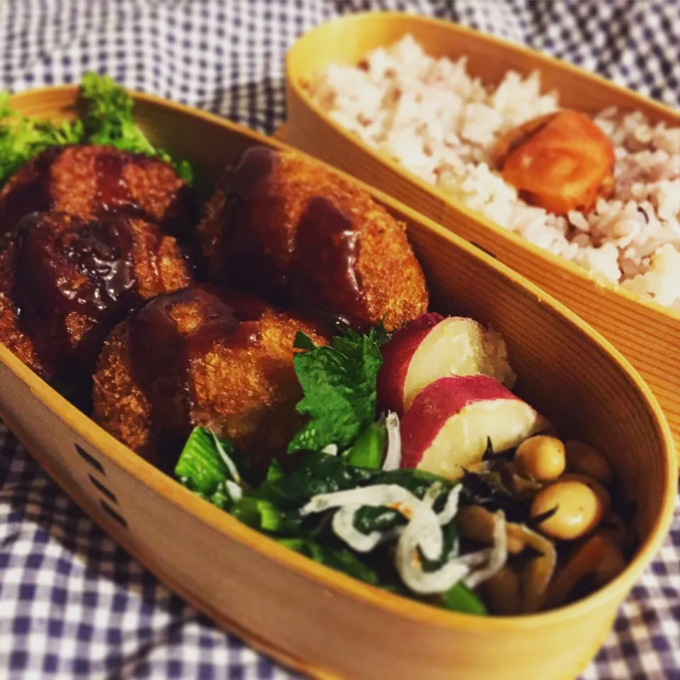 今日はミンチカツ（だけ）弁当。常備菜の、さつまいものレモン煮、ひじき豆、小松菜のじゃこ和え入り。|Junさん