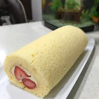 Snapdishの料理写真:いちごロールケーキ🍓|maddieさん