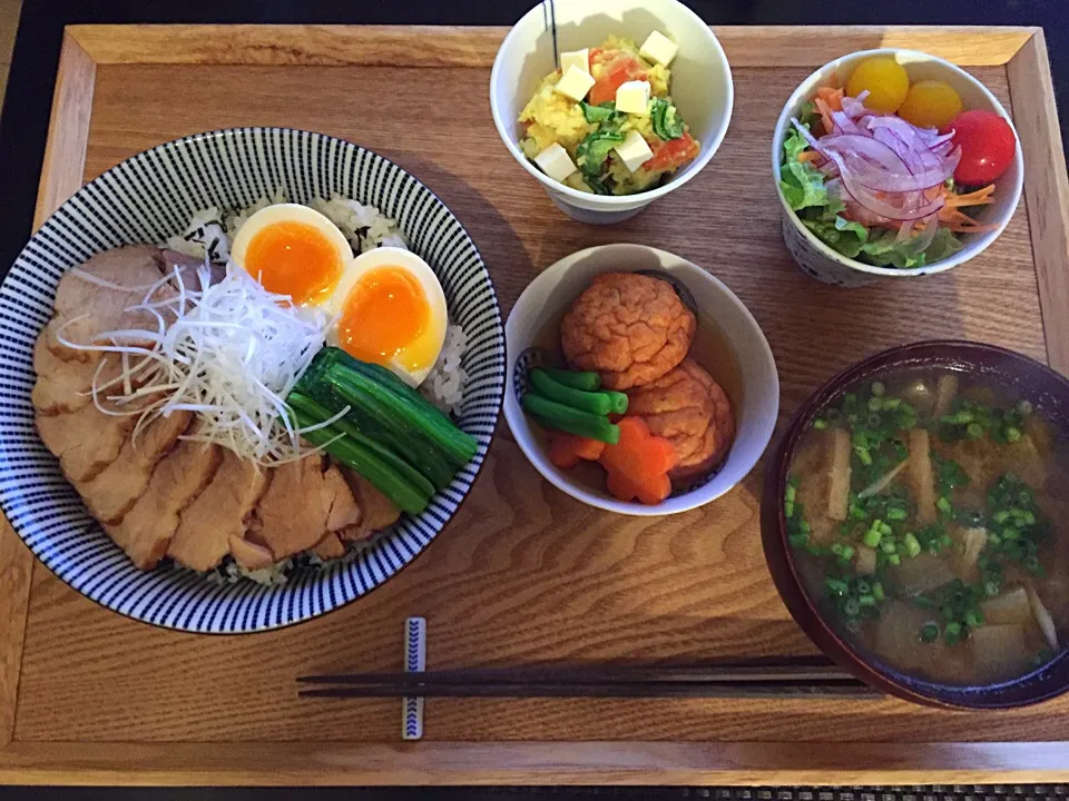 焼豚丼
ミニサラダ
カレーポテサラ
魚河岸揚げの煮物
大根と揚げのお味噌汁|ayumiさん