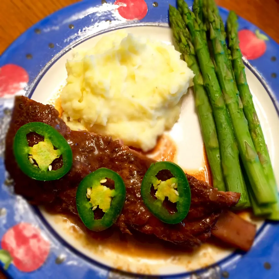 Coriander-coconut braised ribs, garlic potatoes and asparagus|Casey Murrellさん