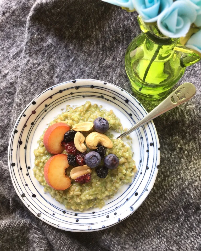 Matcha steel cut oats with coconut milk, mixed fruits & nuts|coxiella24さん