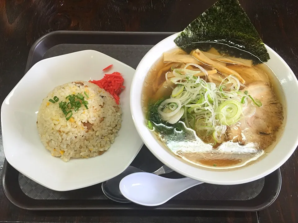 Snapdishの料理写真:お初です。醤油ラーメン◎＆ミニ炒飯◎ @新潟|THE SUNSEAさん