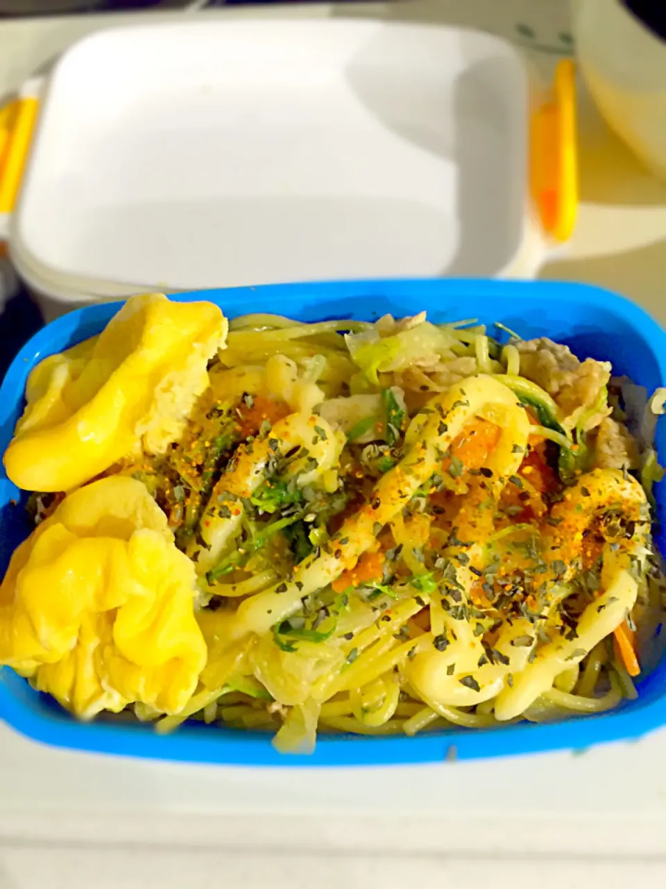 パパお弁当🍱  豚肉と春野菜の醤油スパゲティ  チーズソースがけ   スフレ風卵焼き🍝|ch＊K*∀o(^^*)♪さん