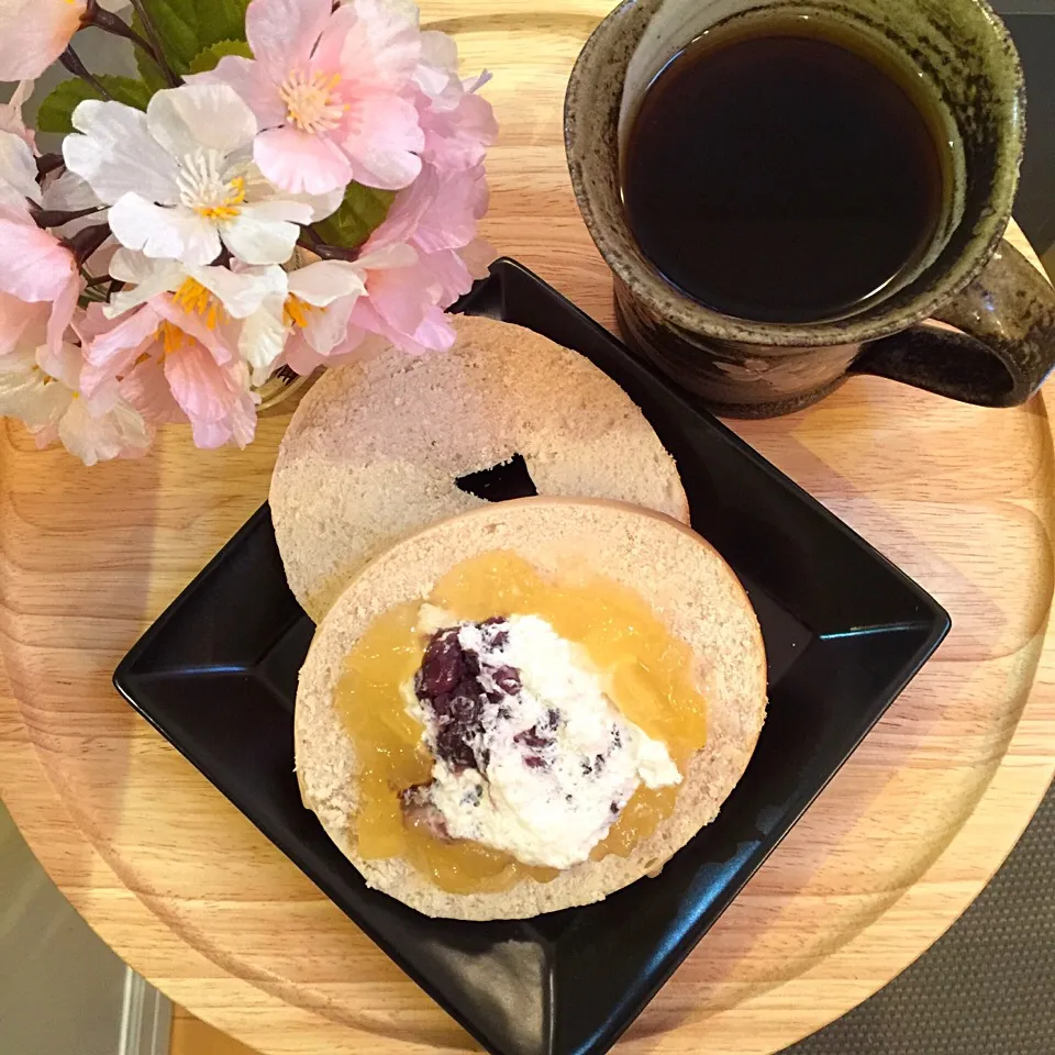 Snapdishの料理写真:3/10❤︎あんこクリーム&紅玉りんごジャム❤︎ベーグルサンドイッチ|Makinsさん