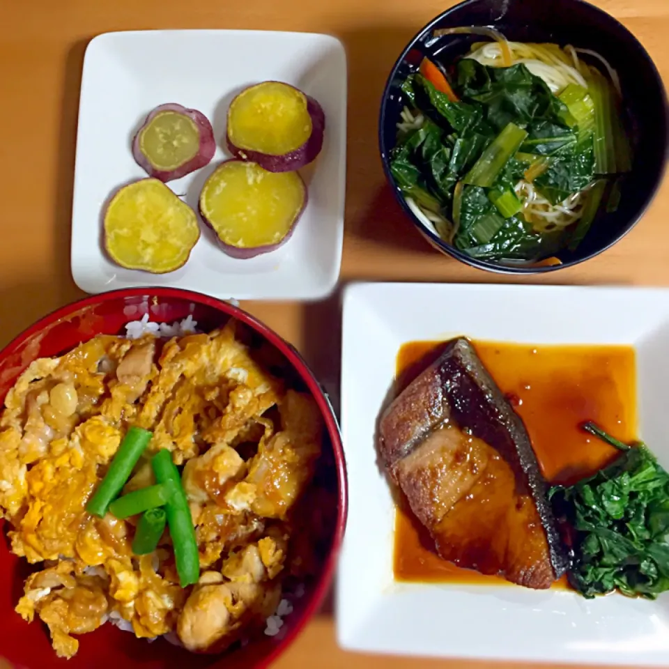 Snapdishの料理写真:親子丼
ぶりの照り焼き
そうめん入りお吸い物
さつまいもの甘煮|さおりさん