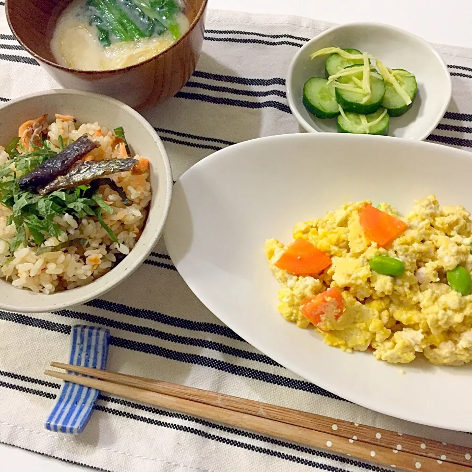 焼き鮭の香りご飯・炒り豆腐・お味噌汁・胡瓜の浅漬け|Accaさん